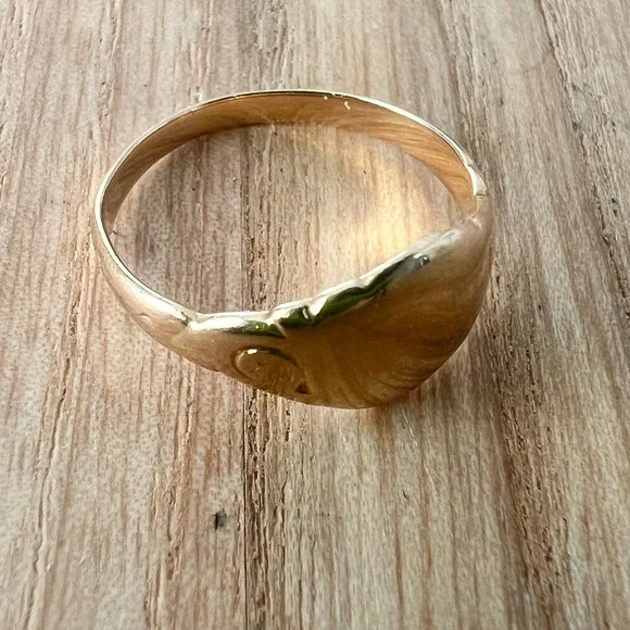 Vintage 14k yellow gold child size 3.25 size signet ring